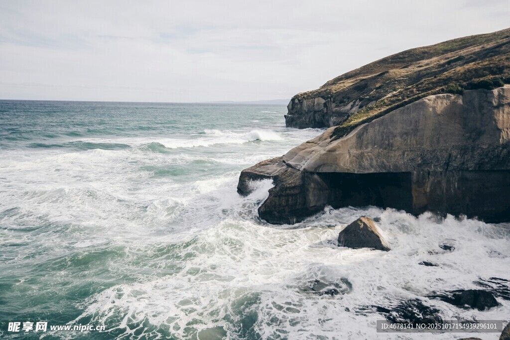 海边礁石与汹涌海浪