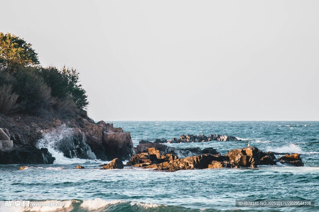 海边礁石与海浪景观