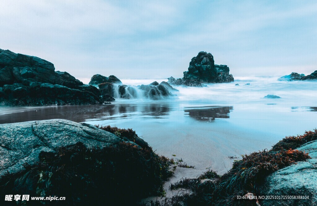 海边礁石与潺潺流水景观