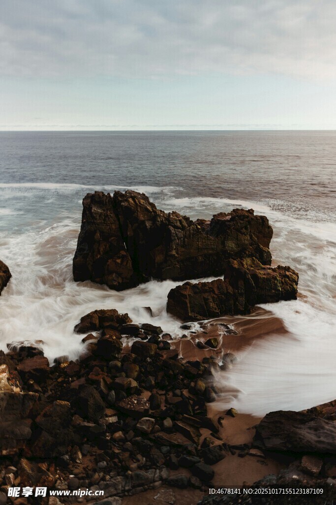 海边礁石与翻涌海浪