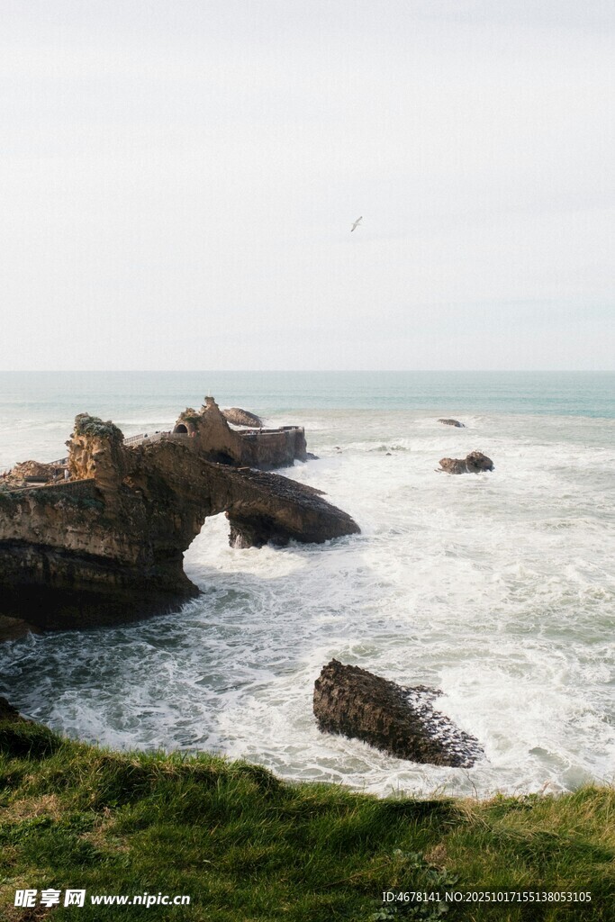 海边礁石与翻涌海浪景观