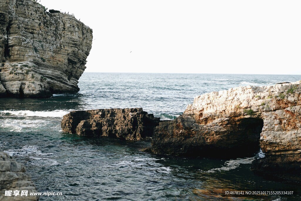 海边嶙峋礁石景观