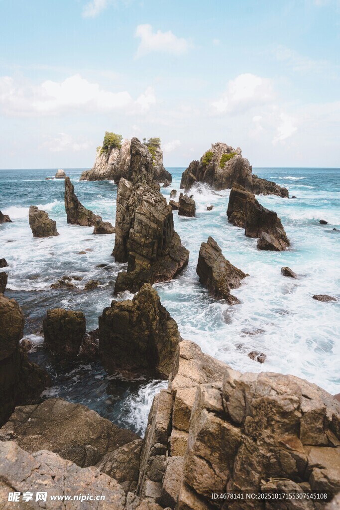 海边嶙峋礁石与翻涌海浪