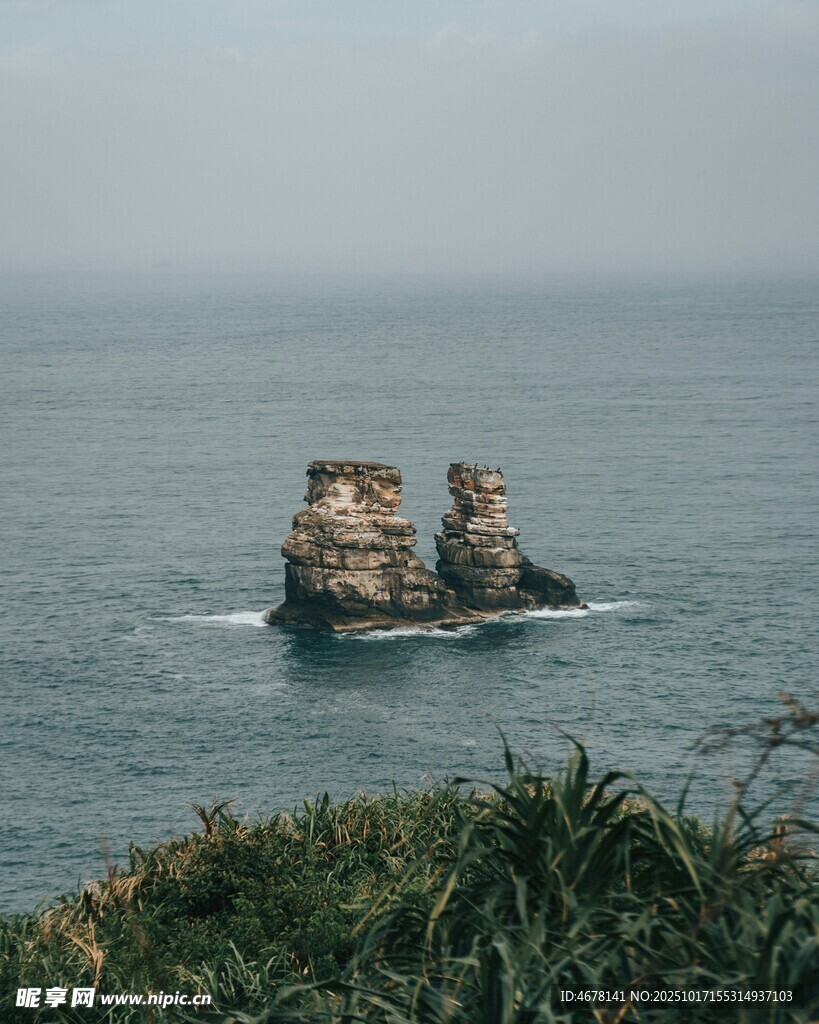 海上孤岩景观