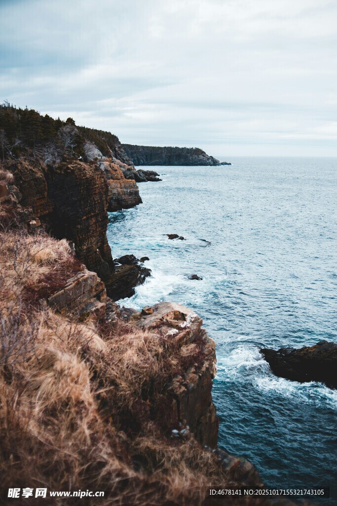 海岸边嶙峋岩石与辽阔大海