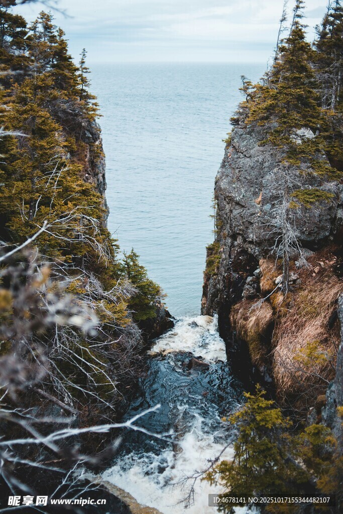 山间瀑布与壮阔海景