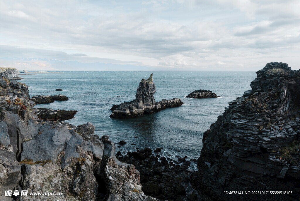 海边嶙峋礁石与辽阔大海