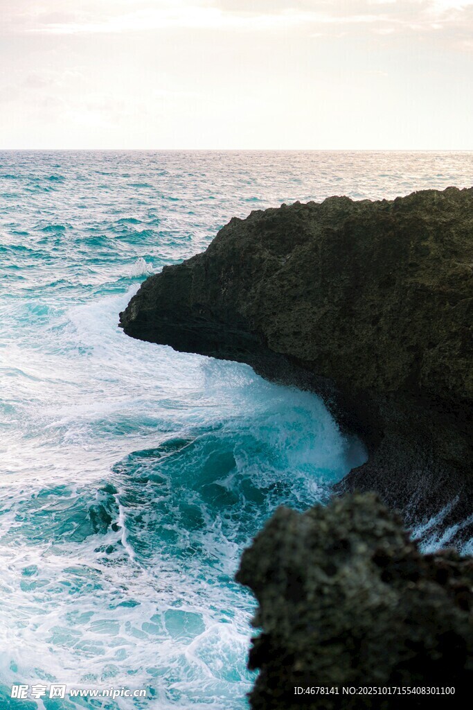 海浪拍击岸边礁石