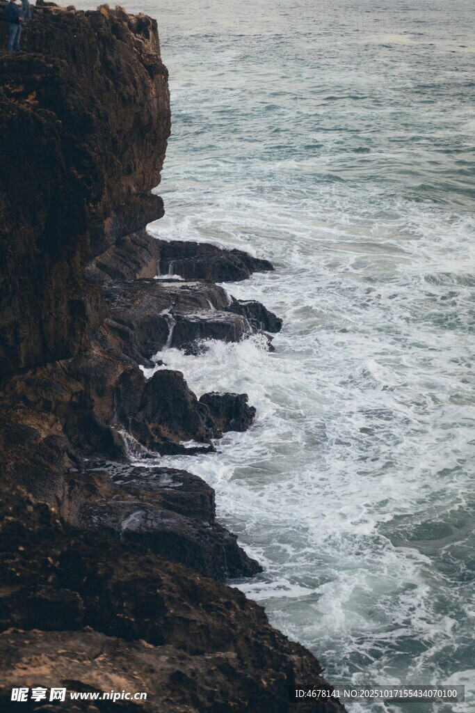 海岸边的汹涌海浪与礁石
