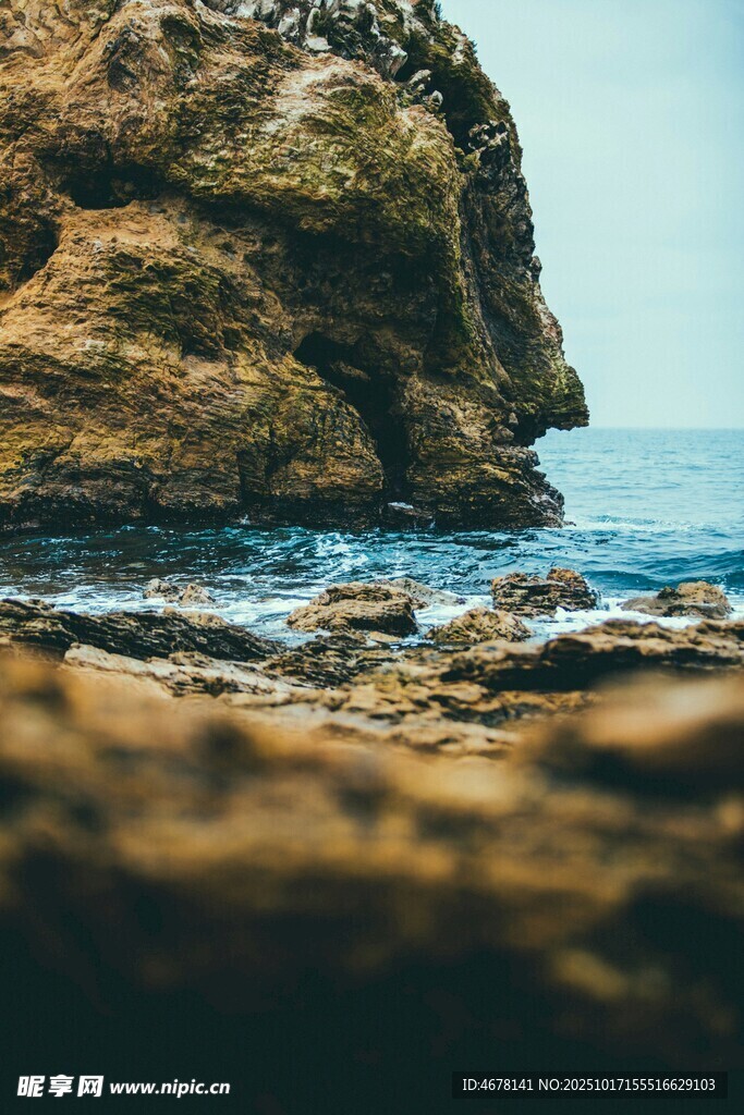 海边嶙峋岩石与蔚蓝海水