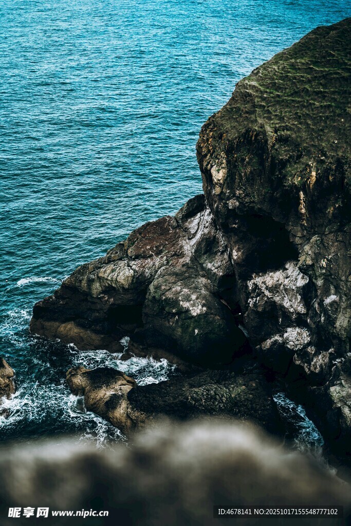 海边嶙峋岩石与蔚蓝大海