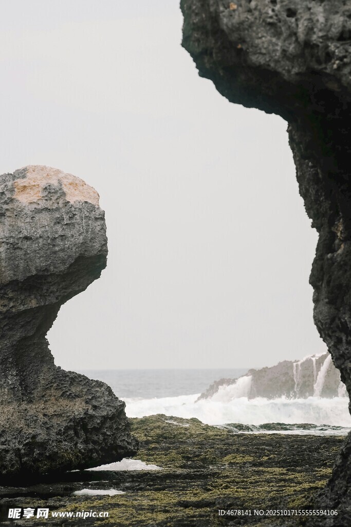 海边奇特造型的岩石景观