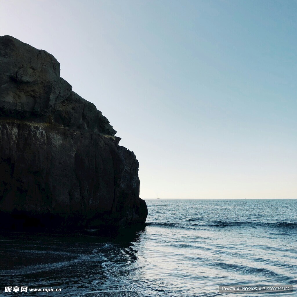 海边嶙峋岩石与平静海面