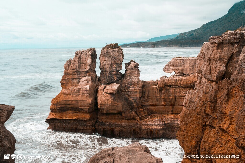 海边嶙峋礁石美景