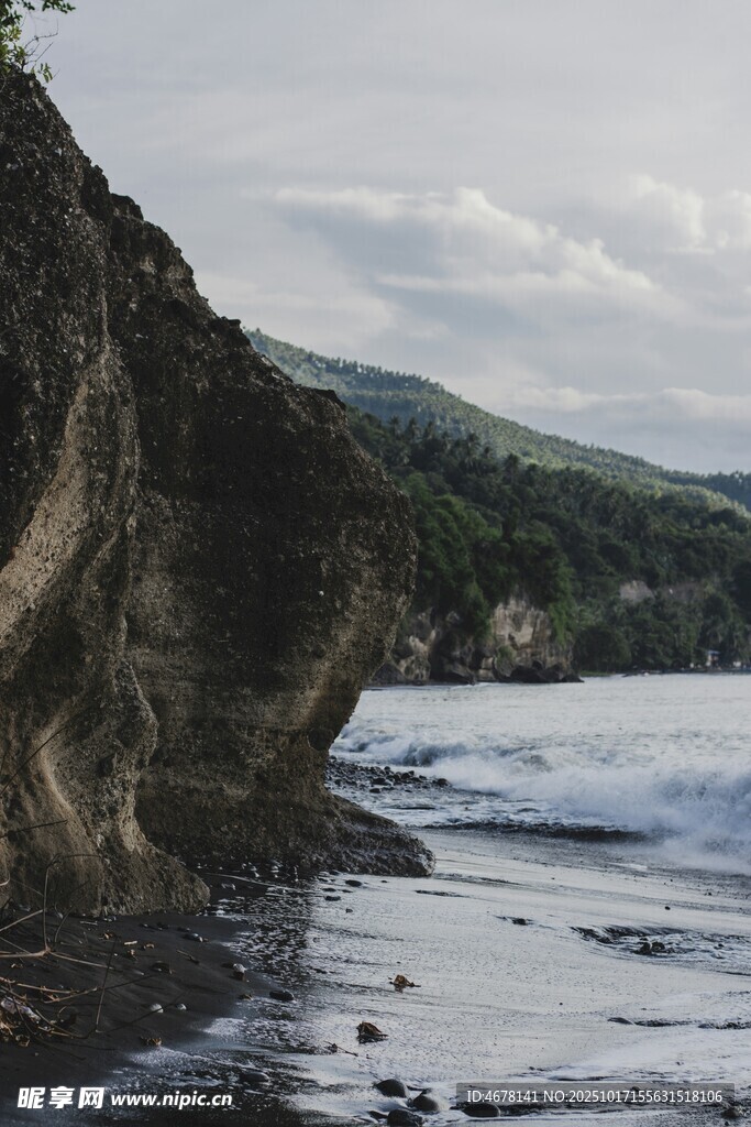 海岸边嶙峋岩石与海水景观