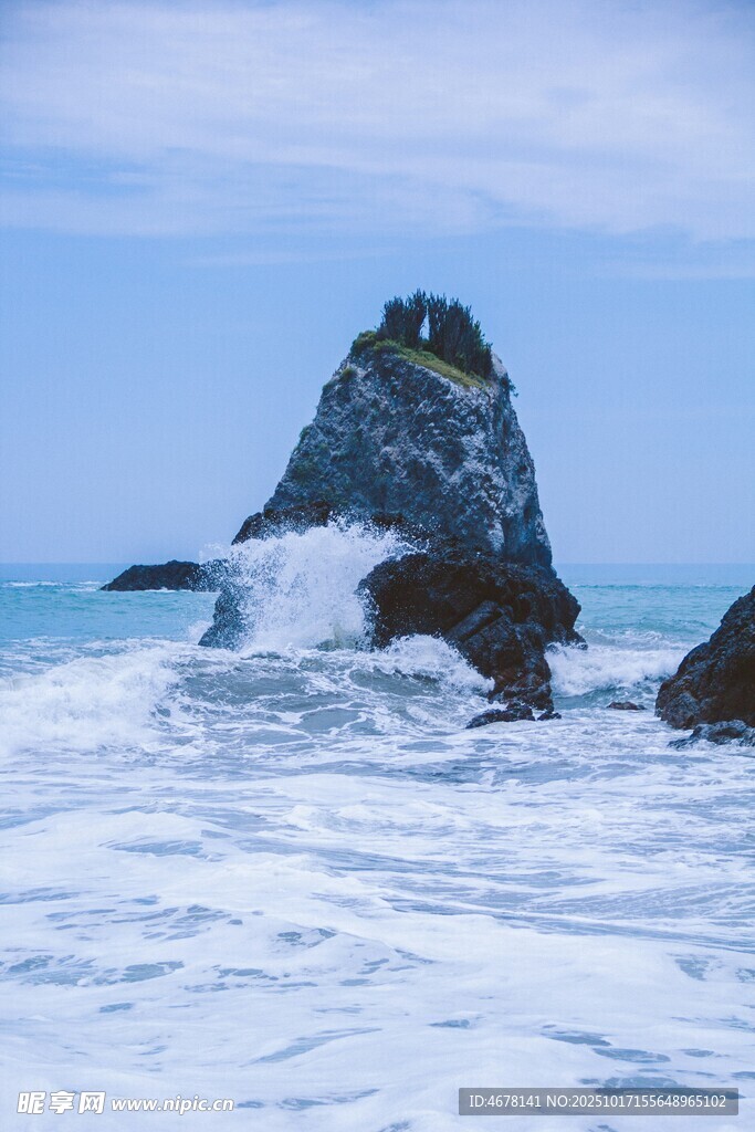 海浪拍击海中礁石景观