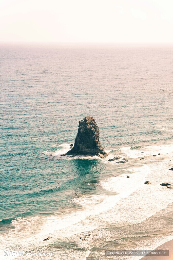 海中孤岩海浪轻拍海岸