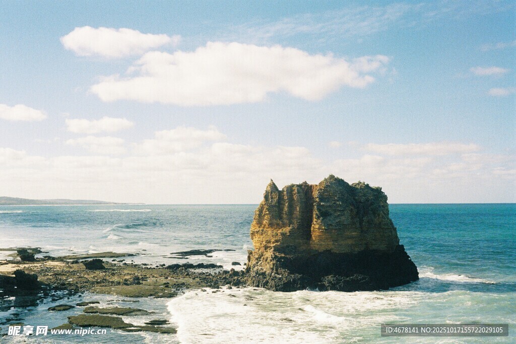 海边孤岩海浪拍岸美景