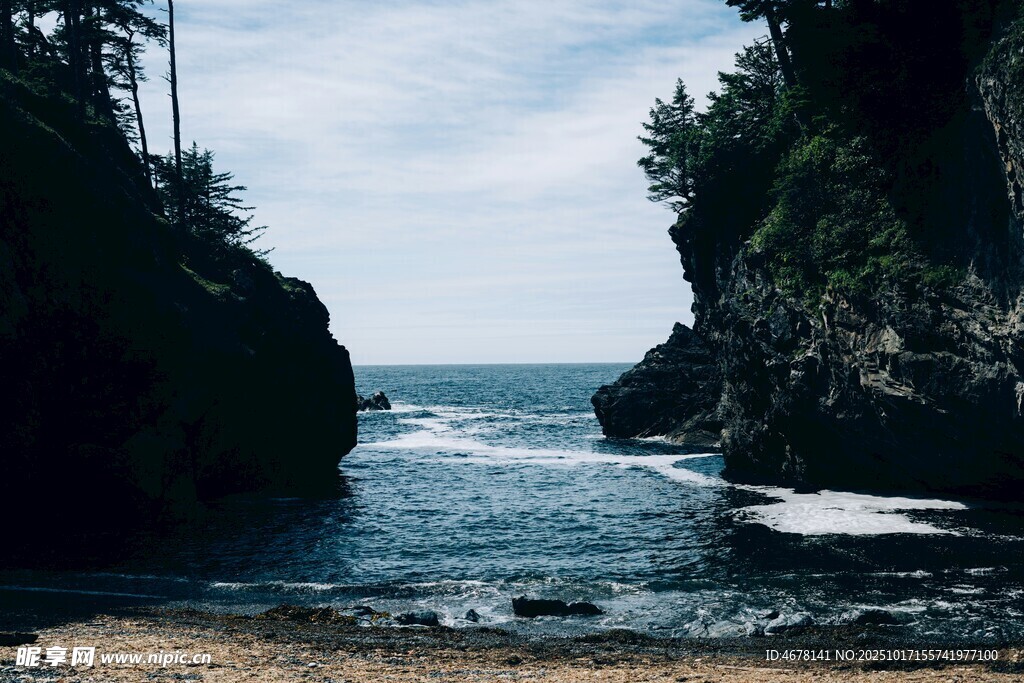 海岸边的岩石与辽阔大海