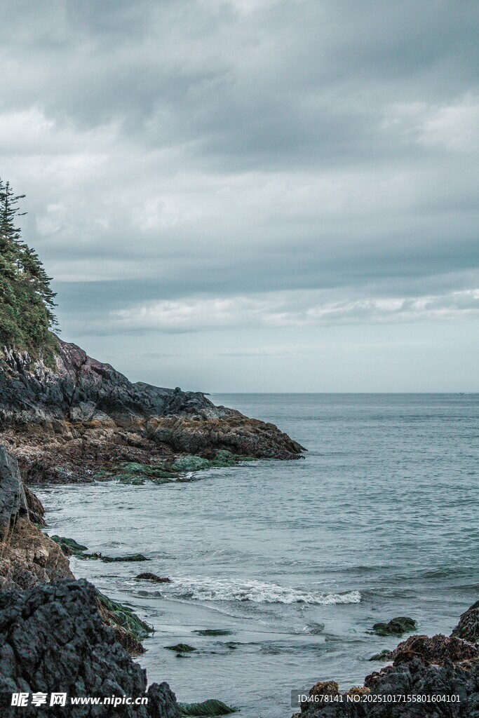 海岸边的宁静海景