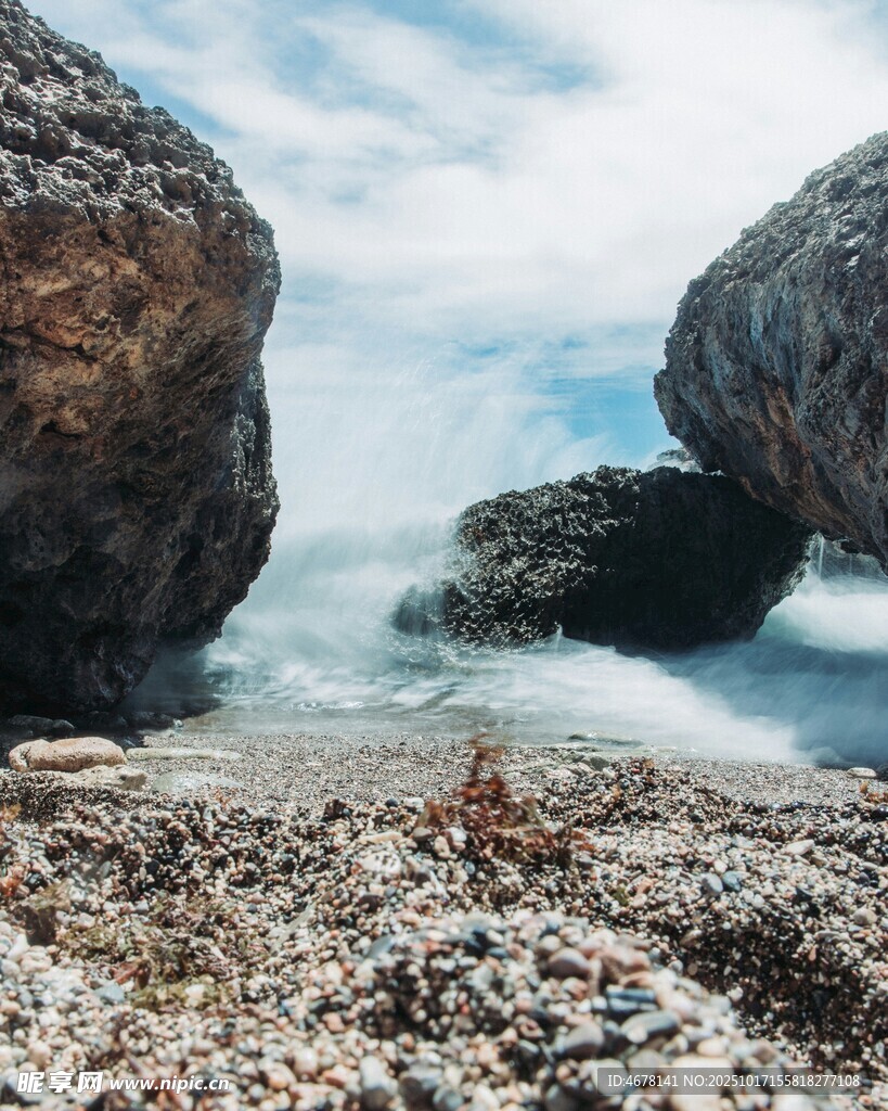 海边礁石与海浪景观