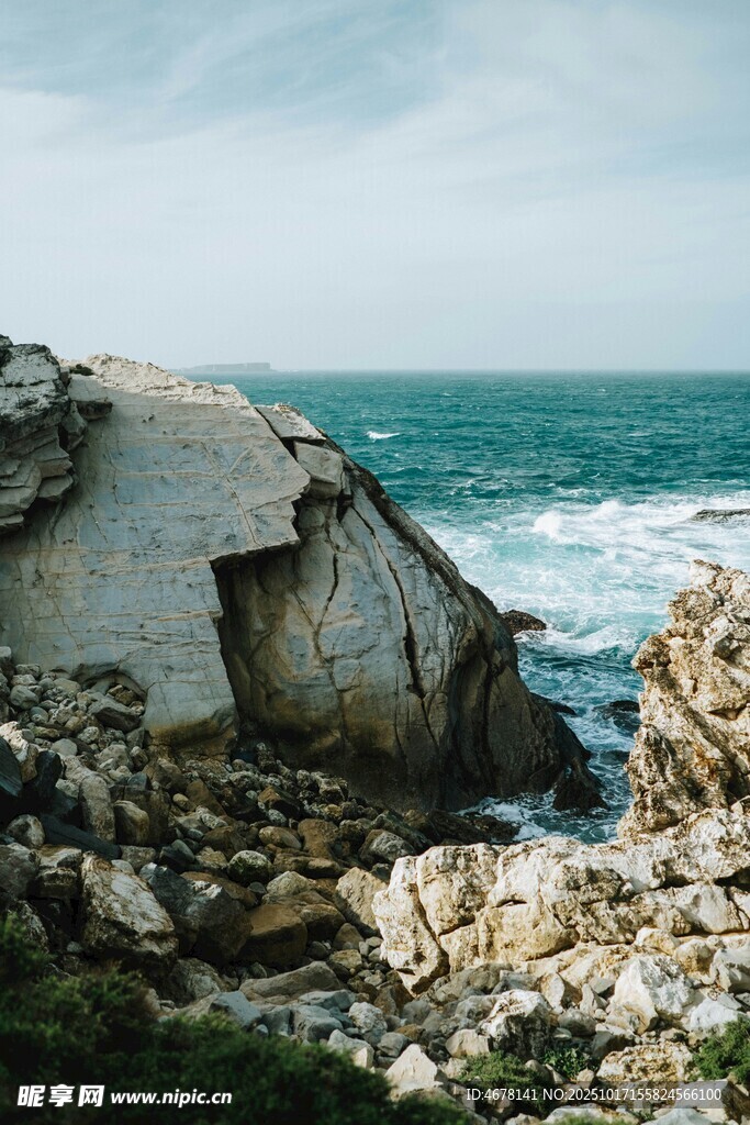海边嶙峋岩石与翻涌海浪
