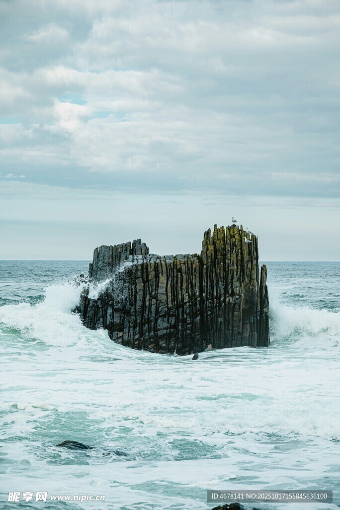 海上孤岩波涛汹涌之景