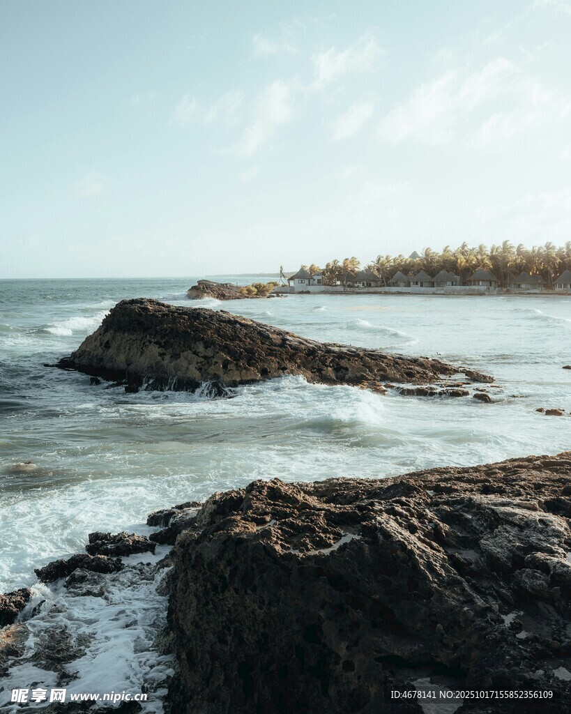 海边礁石海浪轻拍之景