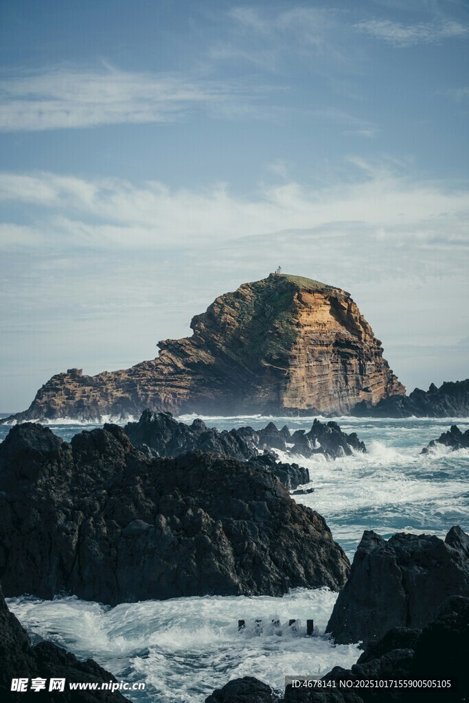 海边嶙峋礁石与翻涌海浪