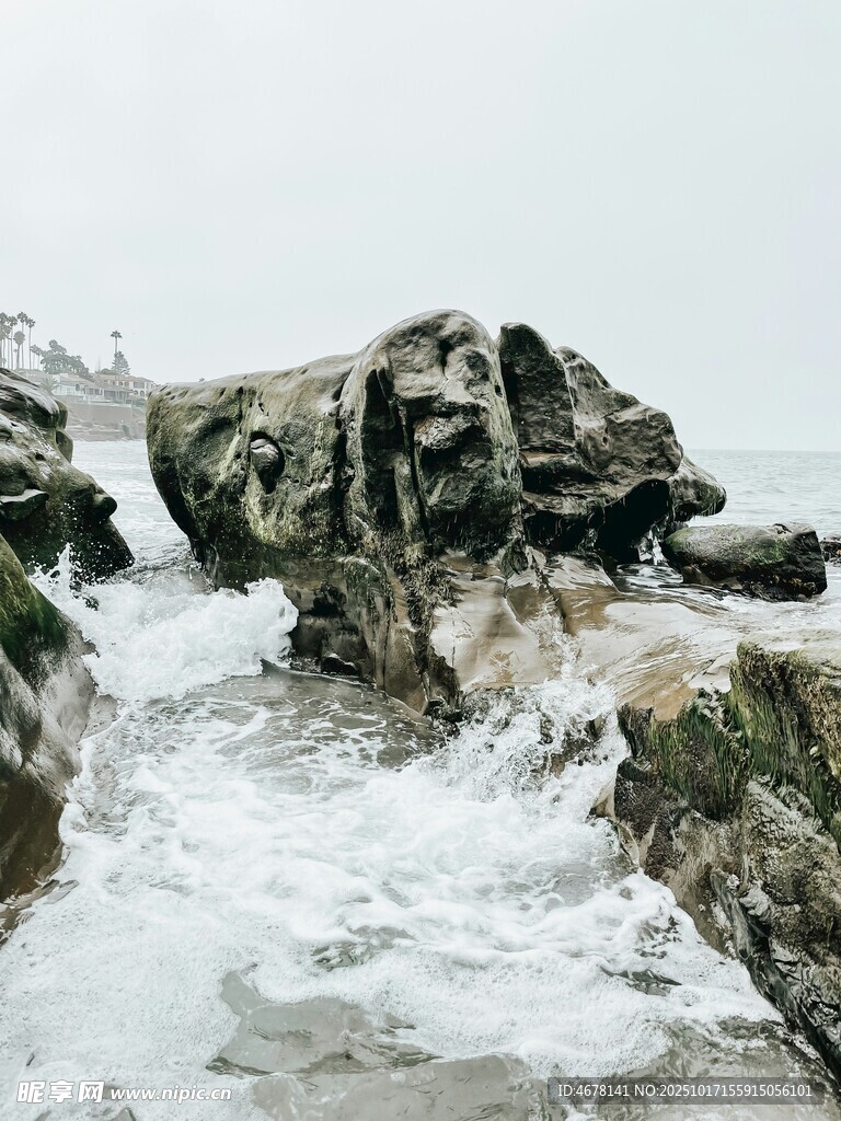 海浪拍击礁石的自然景象