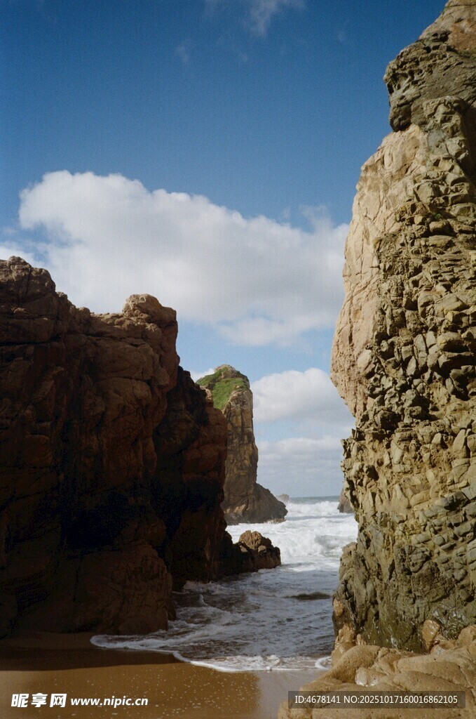 海边嶙峋岩石与海浪景观