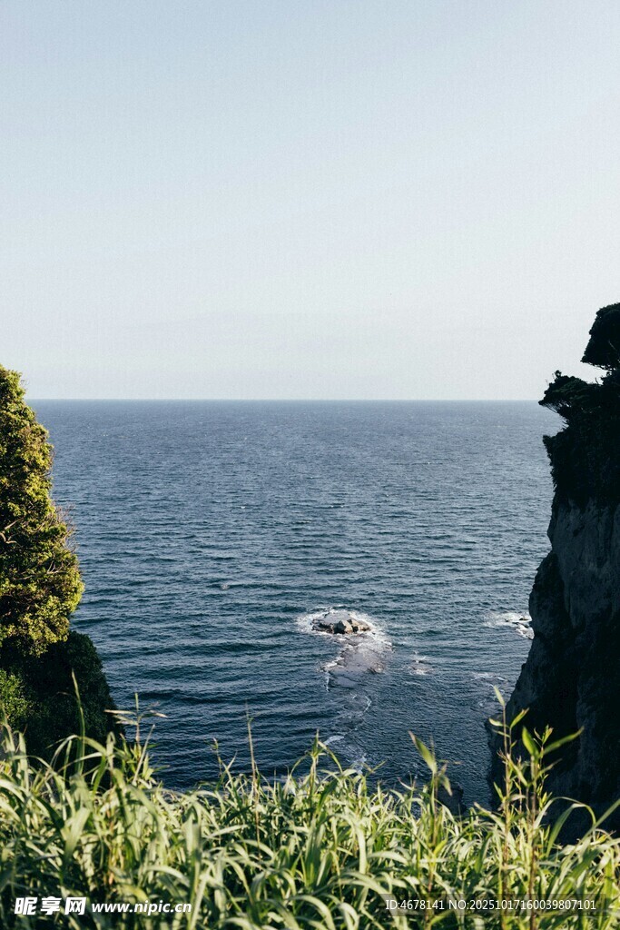 海岸边的岩石与广阔大海