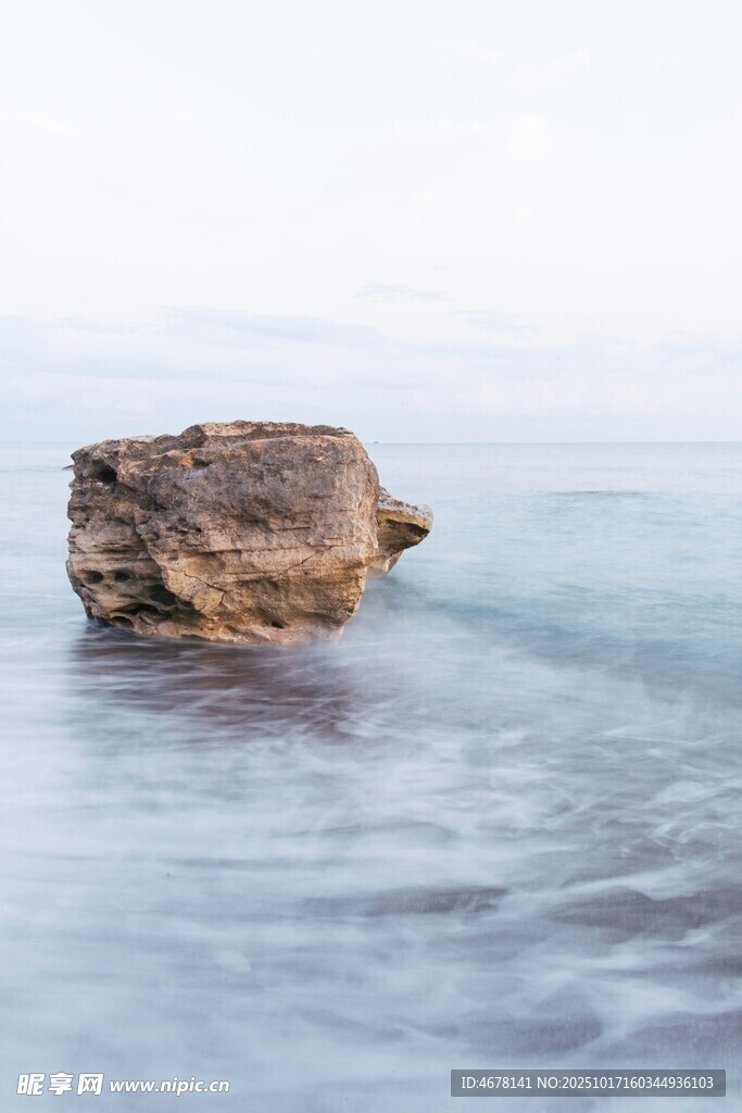 海中孤石