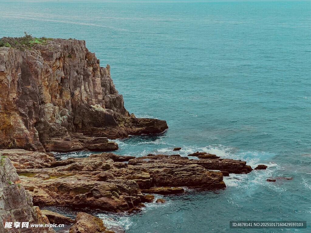 海岸边的嶙峋岩石与碧海