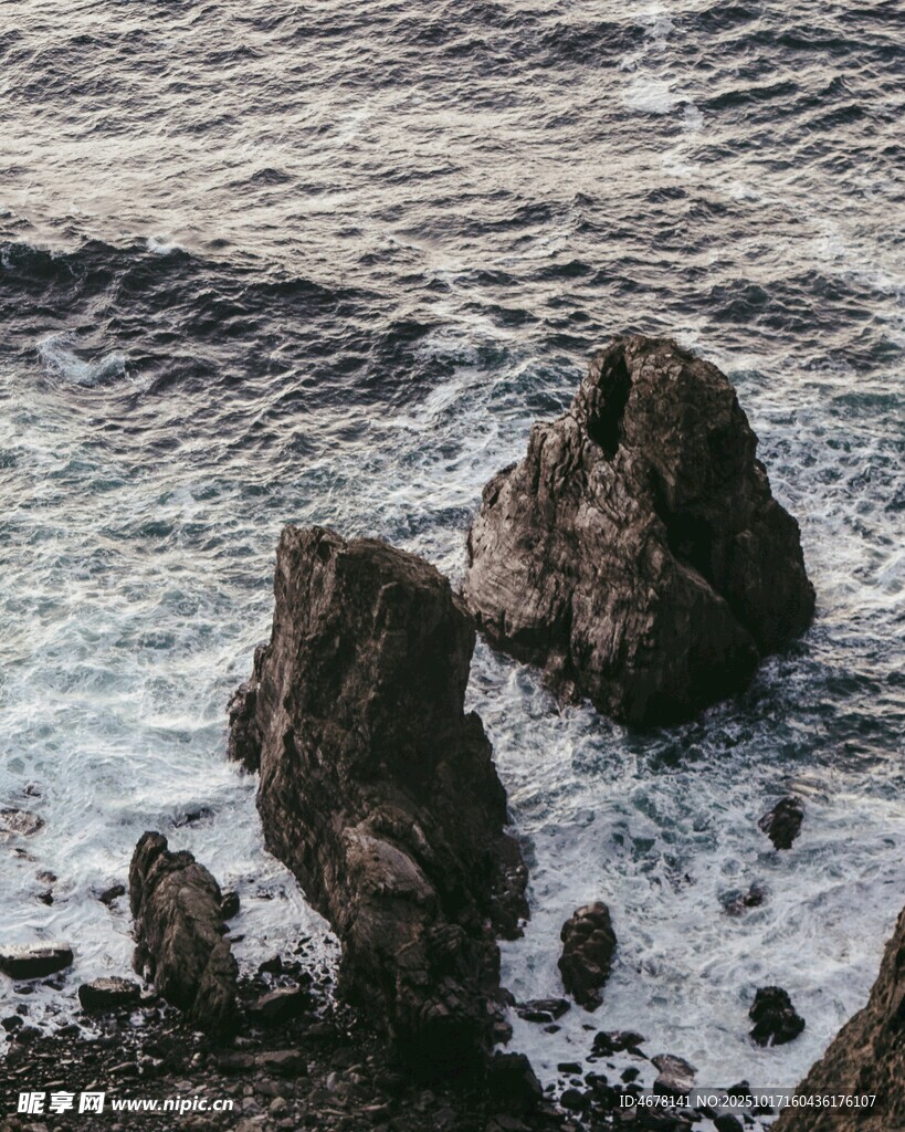 海边嶙峋礁石与翻涌海浪