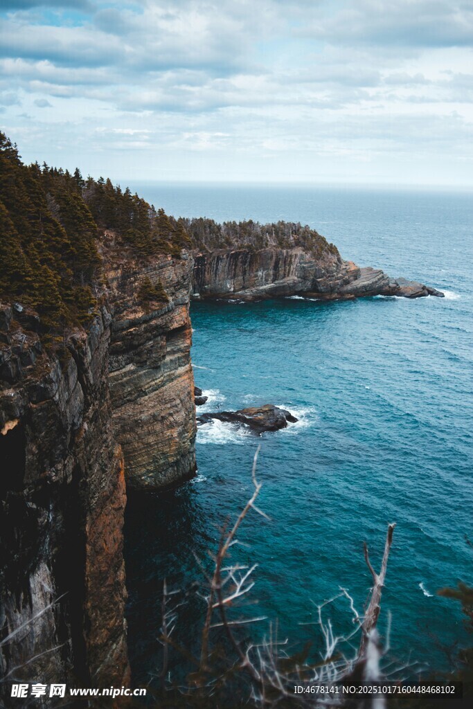 海岸悬崖边的壮阔海景