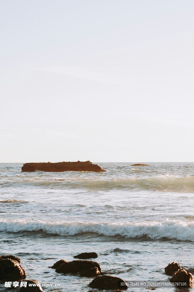海边礁石与翻涌海浪