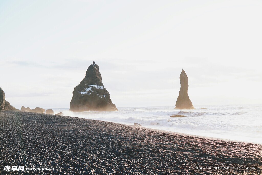 海岸边的奇特岩石景观