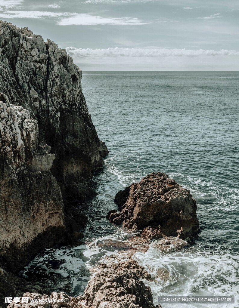 海边嶙峋礁石与翻涌海浪