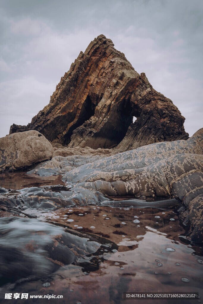 海边嶙峋怪石景观