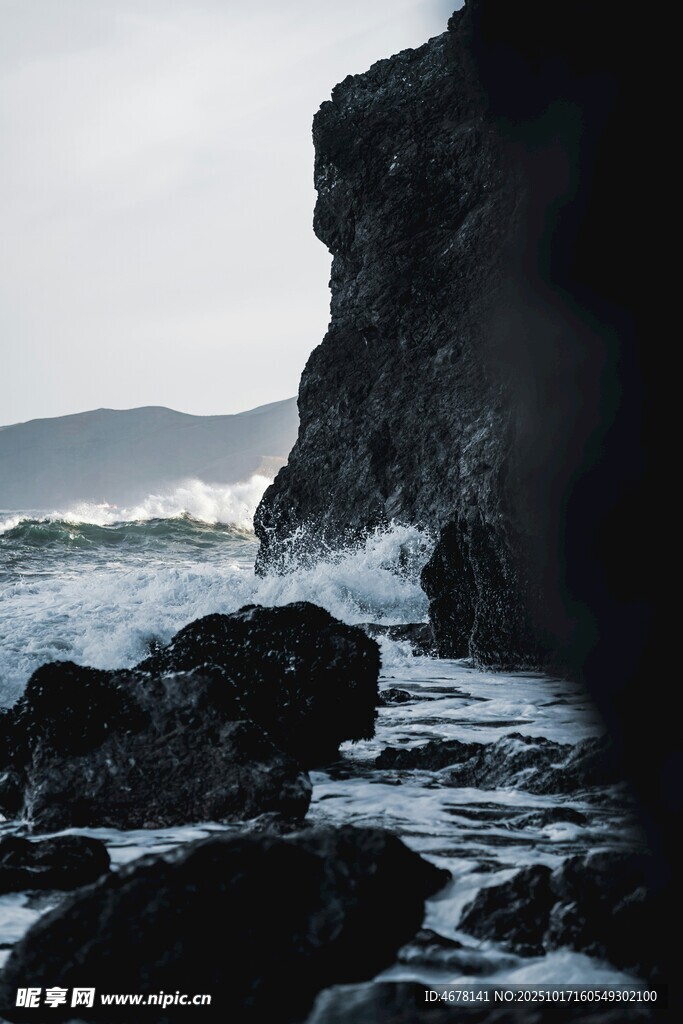 海浪拍击岸边嶙峋岩石
