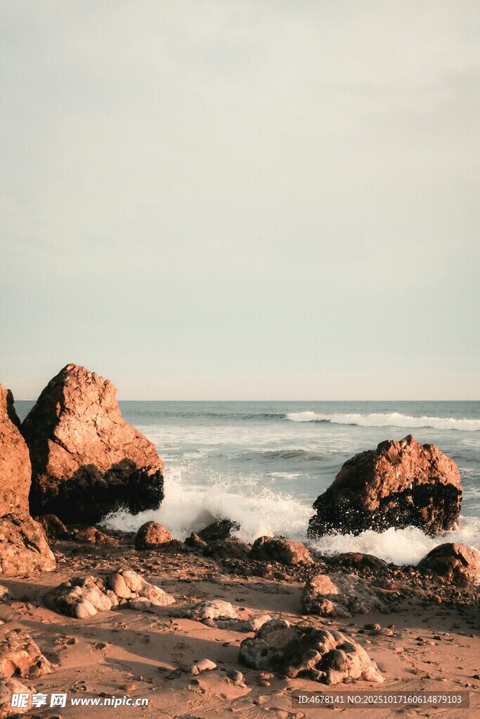 海边礁石海浪轻拍之景