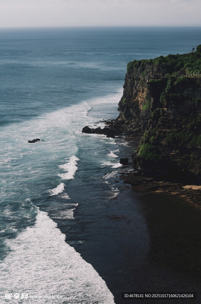 海岸悬崖边的壮阔海景