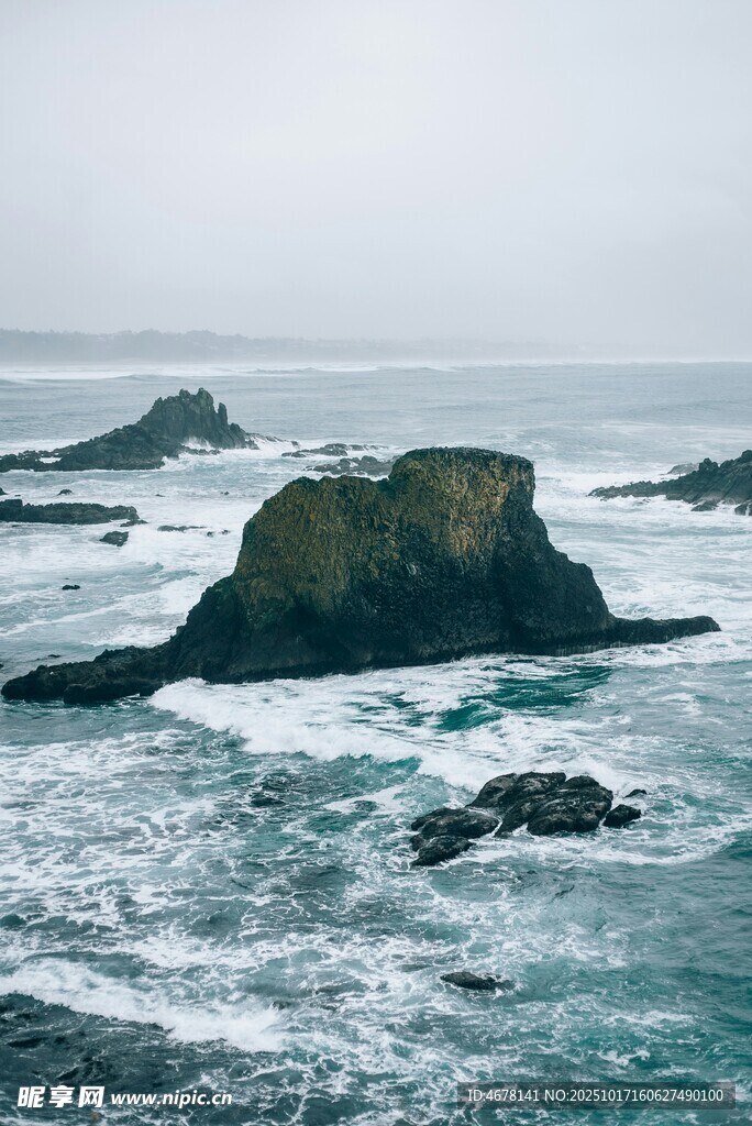 海浪拍击海中礁石景观