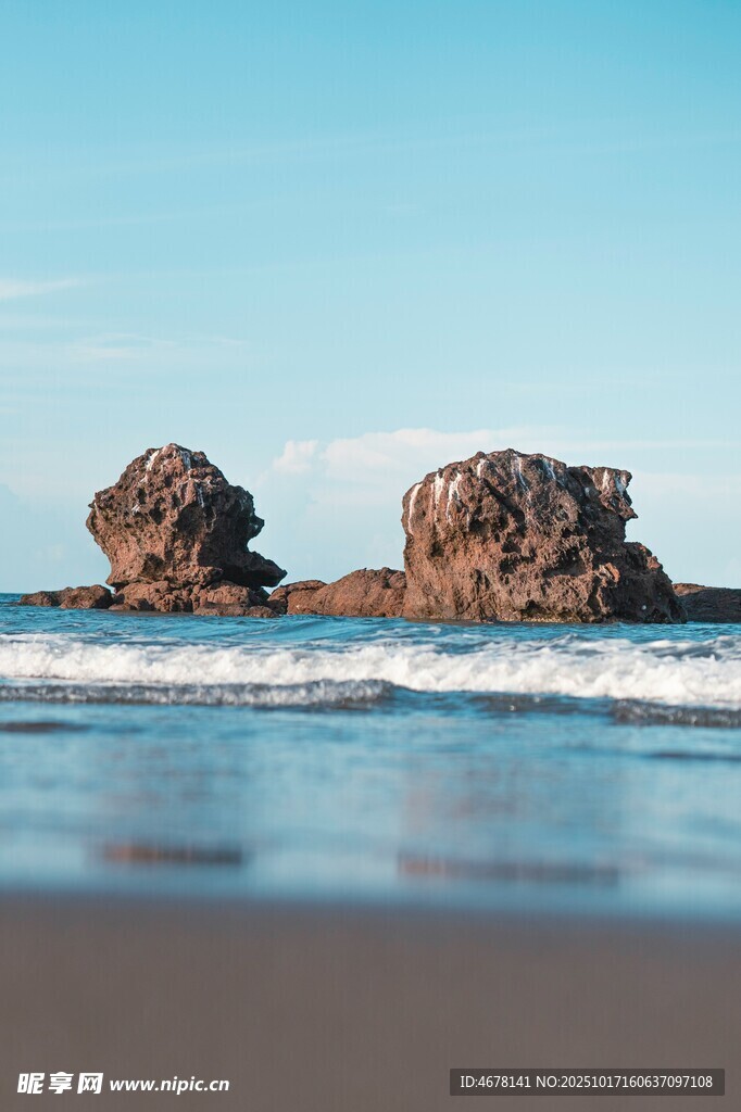 海边礁石与海浪美景