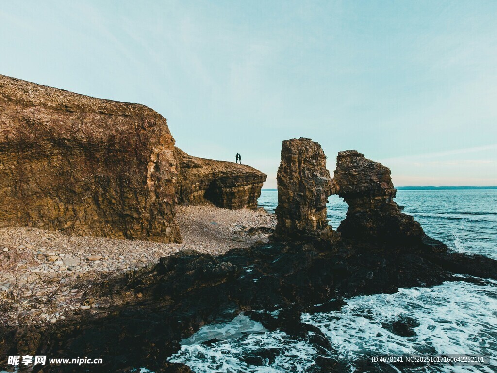 海边嶙峋礁石与壮阔海景