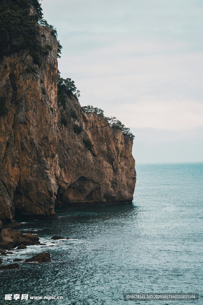 海边嶙峋峭壁静谧海景