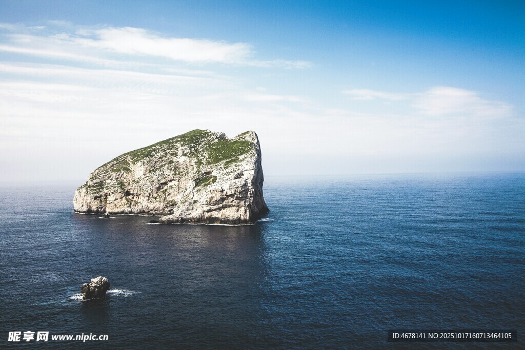 海上孤岩小船悠然相伴