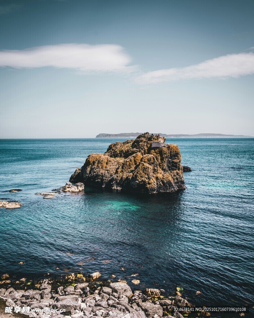 海中孤岩蔚蓝海洋景致