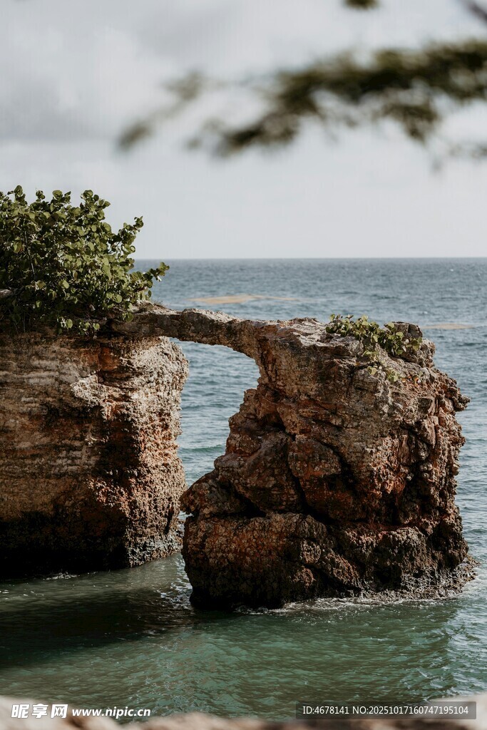 海边岩石天然拱形景观